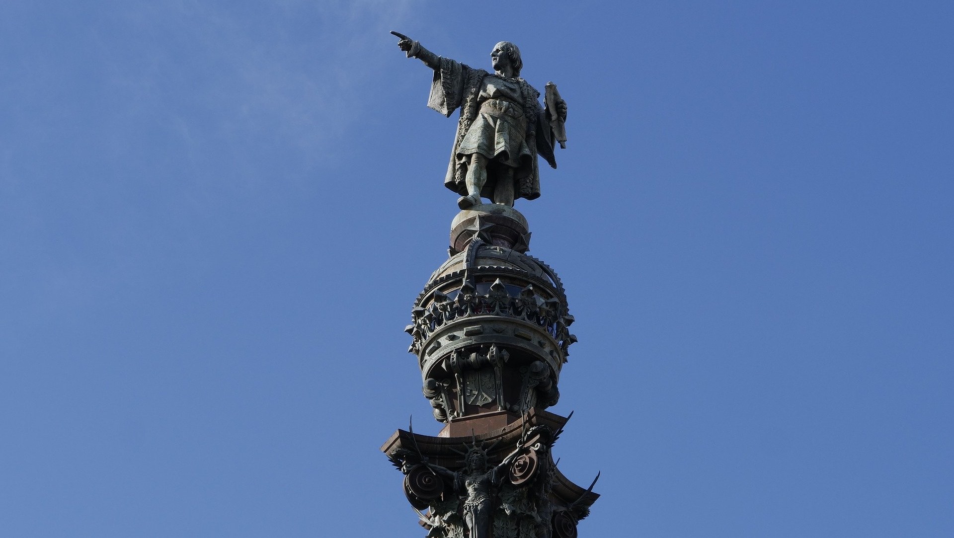 Réplica de Cristóbal Colón es quemada en Barcelona por manifestantes